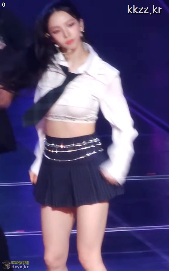 짧은셔츠 입은 카리나 아랫가슴