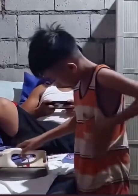 아빠 고추를 다리미로 지져버리는 아들