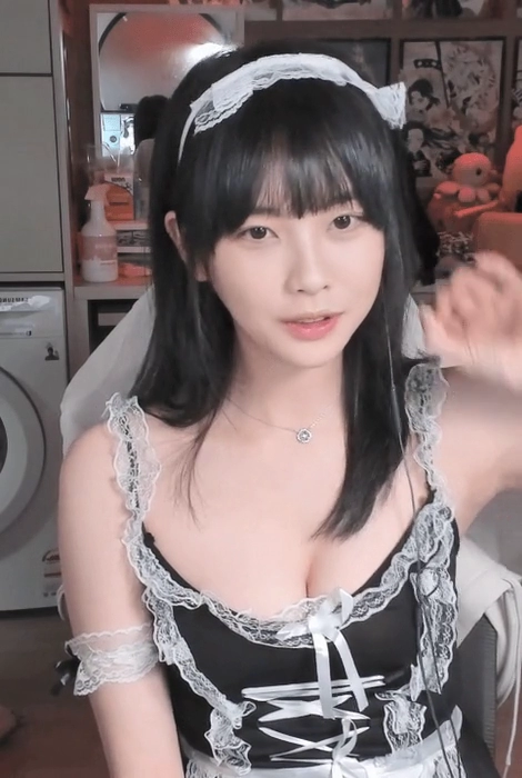 메이드복 입은 고말숙
