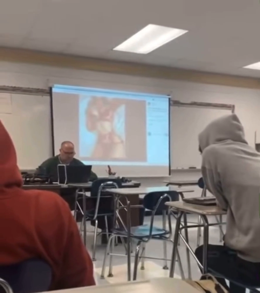 개인 폰 프로젝터에 연결해제를 까먹은 선생님