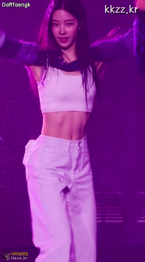 르세라핌 카즈하 섹시한 복근