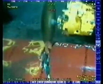 기압차 때문에 파이프로 빨려들어가는 게