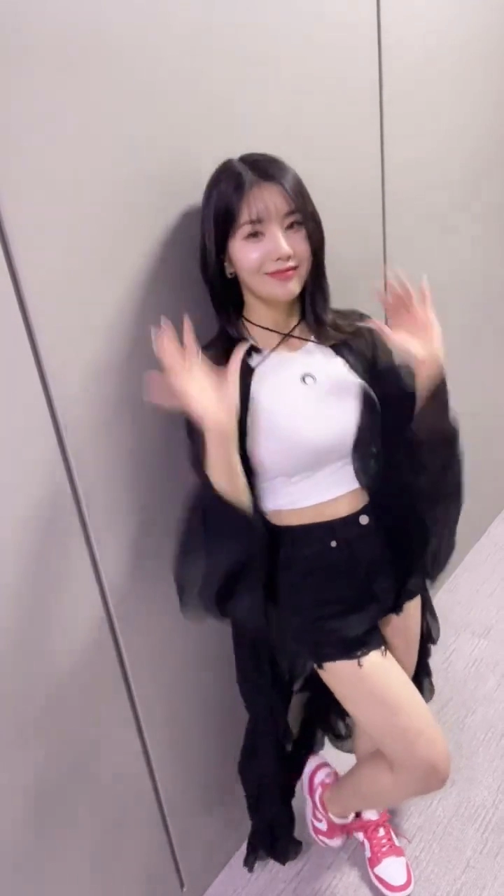 권은비 묵직한 슴가가 돋보이는 틱톡 챌린지