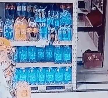 편의점 음료를 누가 마시고 튀었나 cctv를 돌렸더니 ㄷㄷ