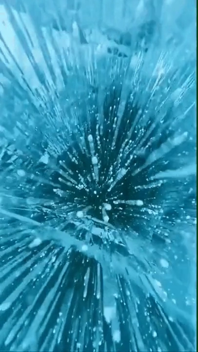 속이 훤히 보이는 얼음호수