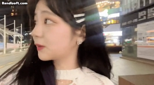 야외방송 중 갑자기 가슴 보여주는 쵸단