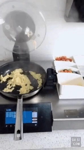 자동으로 볶음밥 만들어주는 머신