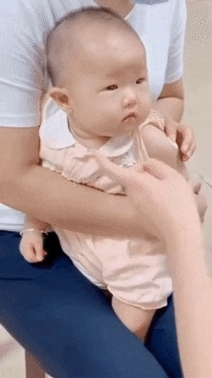 의연하게 고통 참는 아기