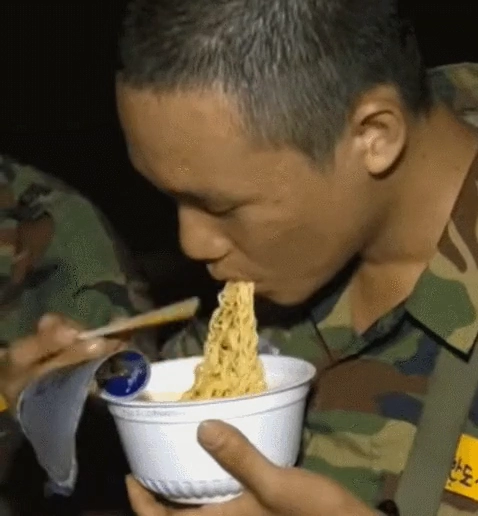 야간행군 중 빛과 같은거