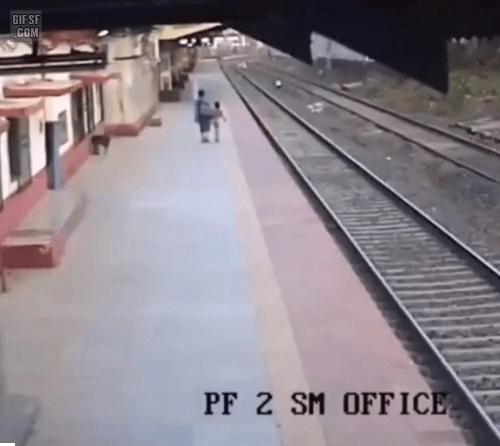 선로에 떨어진 아이 구한 인도 철도회사 직원