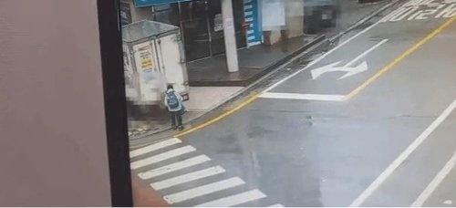 초등생 치고 명함만 주고간 트럭