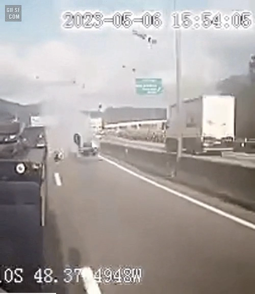 최근 일어난 끔찍한 오토바이 사고.gif