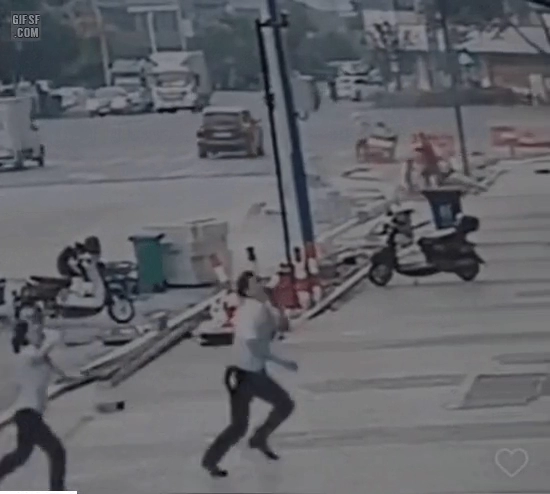 고층에서 떨어지는 아이를 받은 남자