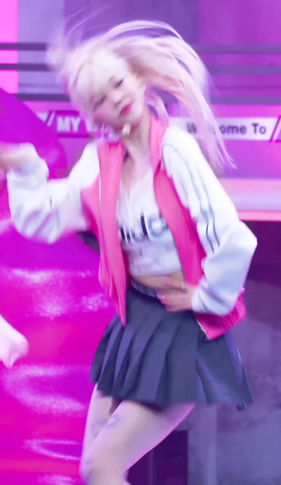 카리나 묵직한 가슴골과 흰스타킹 조합