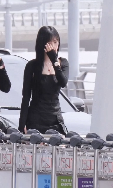 카리나 묵직한 공항패션