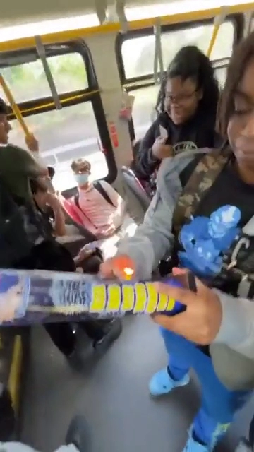 달리는 버스안에서 폭죽터트리는 흑인