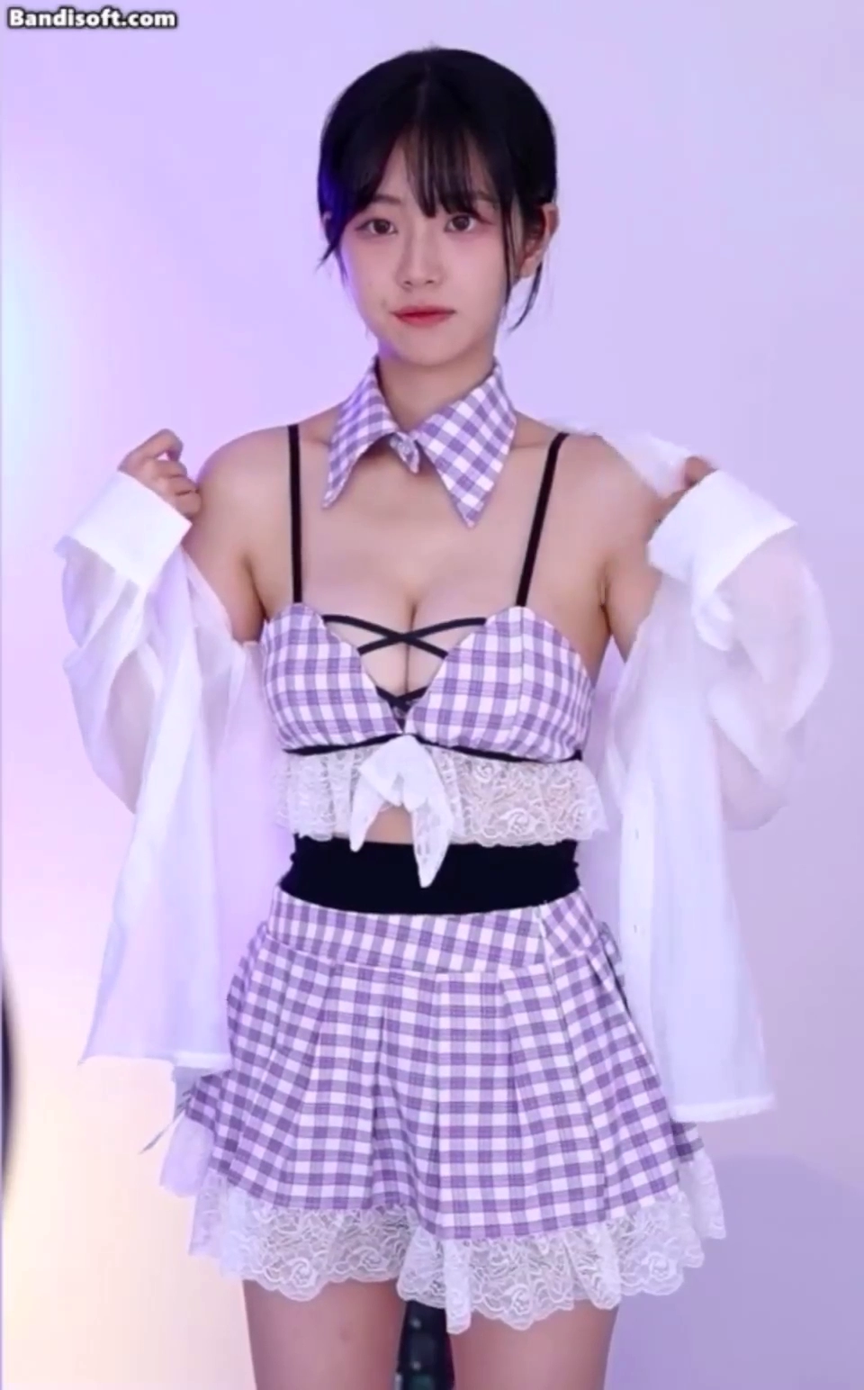 보라색 체크 원피스 입은 쵸단 가슴골