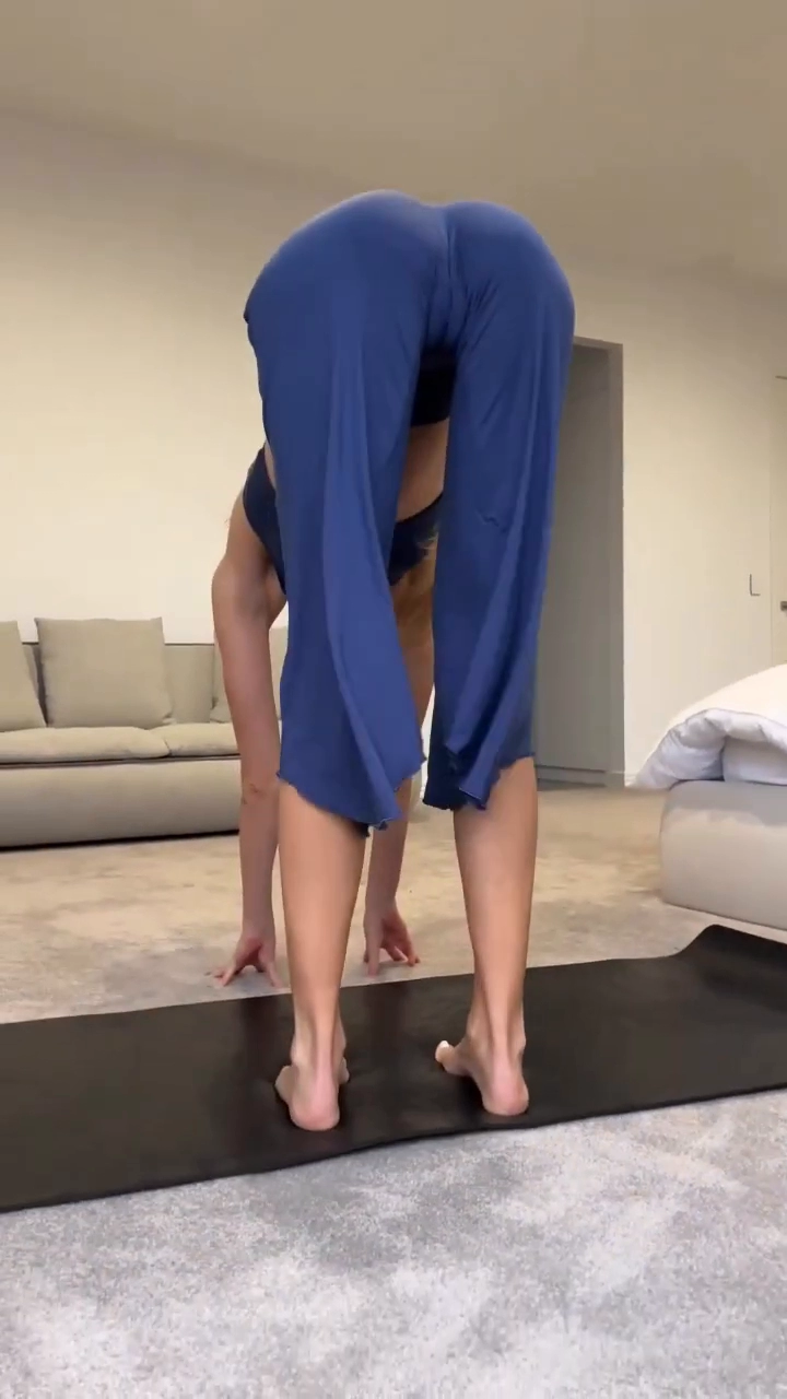 자극적인 자세로 요가하는 누나