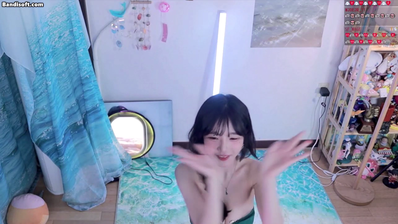 꼭지 노출 할것 같은 아슬아슬한 의상