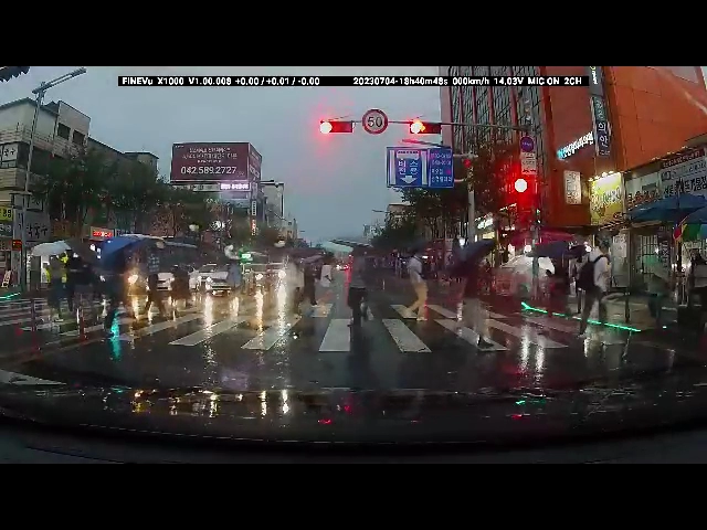 모르는 사람이 신호대기중인 차주한테 선물 주고 감