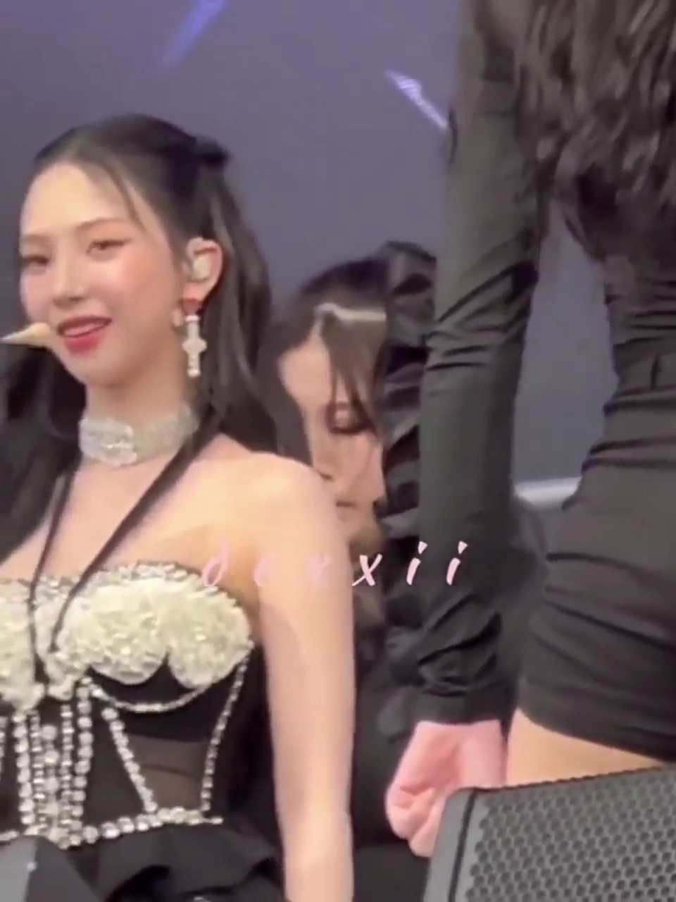 시원한 어깨 노출한 카리나