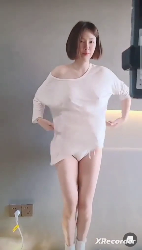 틱톡 찍는 노브라 처자