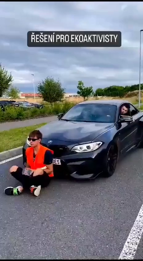 도로 막고 시위하는 씹새끼 퇴치하는 영웅