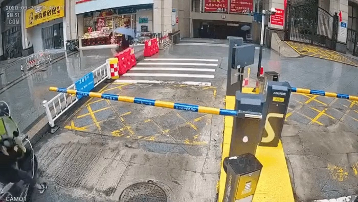 흔한 짱개의 주차장 차단봉