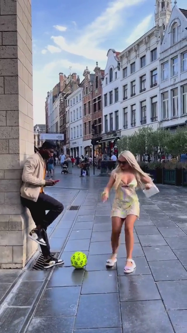 공으로 지나가는 사람 낚기