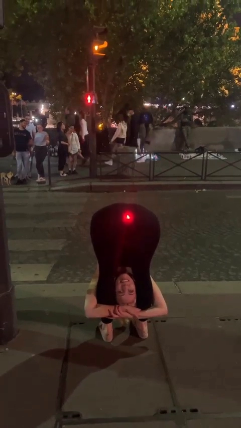 에펠탑 앞 신호등 그녀