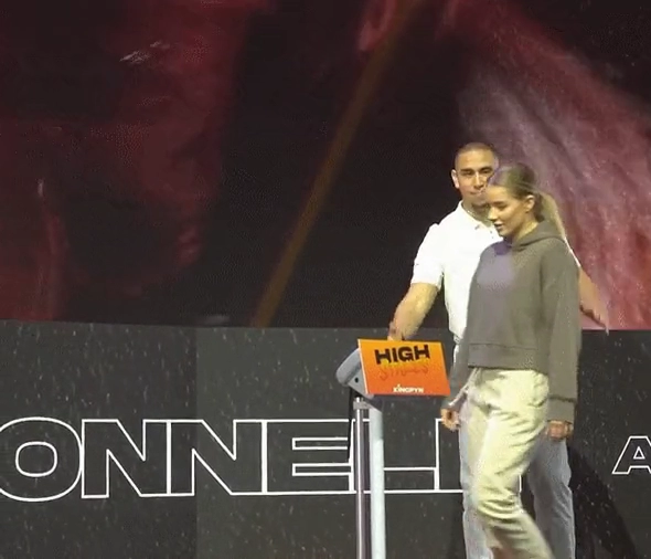 여자 격투기 선수의 계체량 근데 속옷이..?