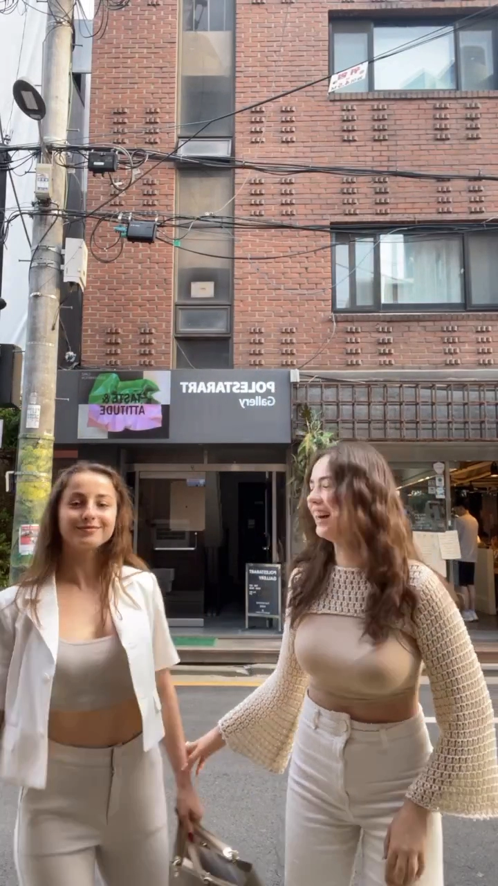 한국 길거리에서 틱톡 찍는 외국 거유녀들