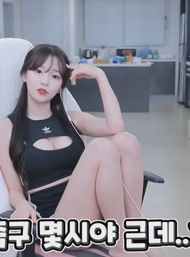 박민정 가슴이 돋보이는 아디다스 룩