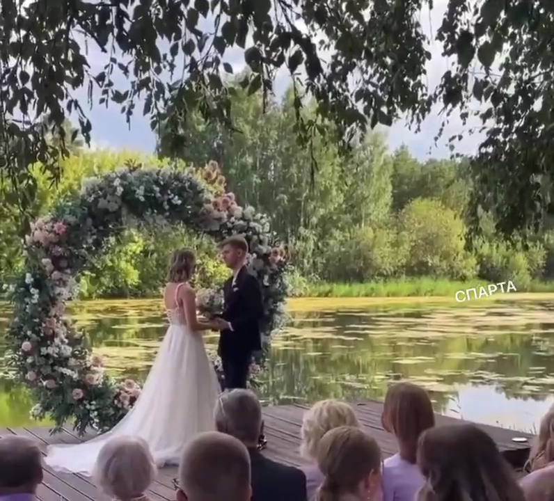 민폐 갑인 결혼식 하객패션