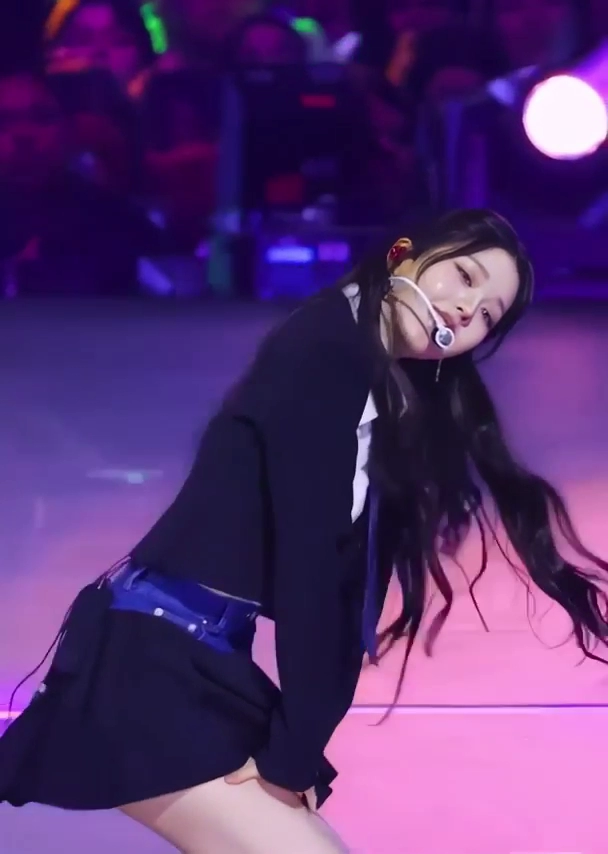 엉밑살 노출 하는 장원영