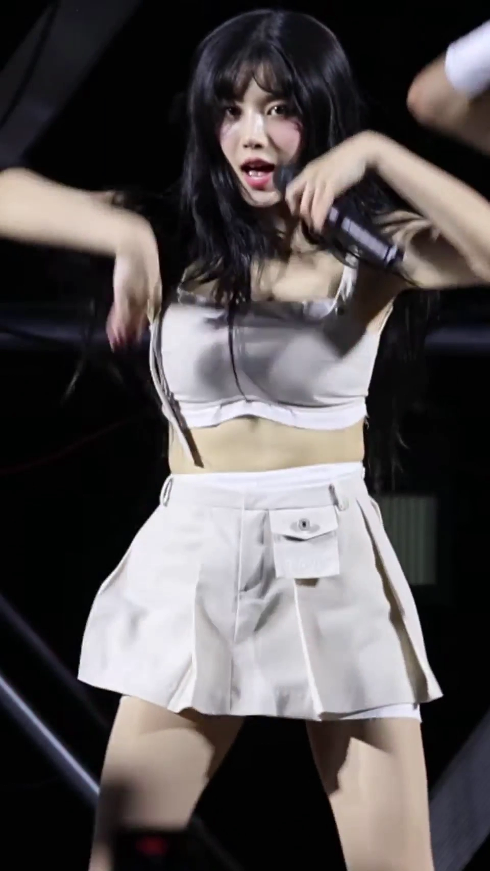 끈내려가서 꼭지 노출할뻔한 권은비