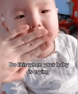 우는아기한테 장난쳤더니.gif