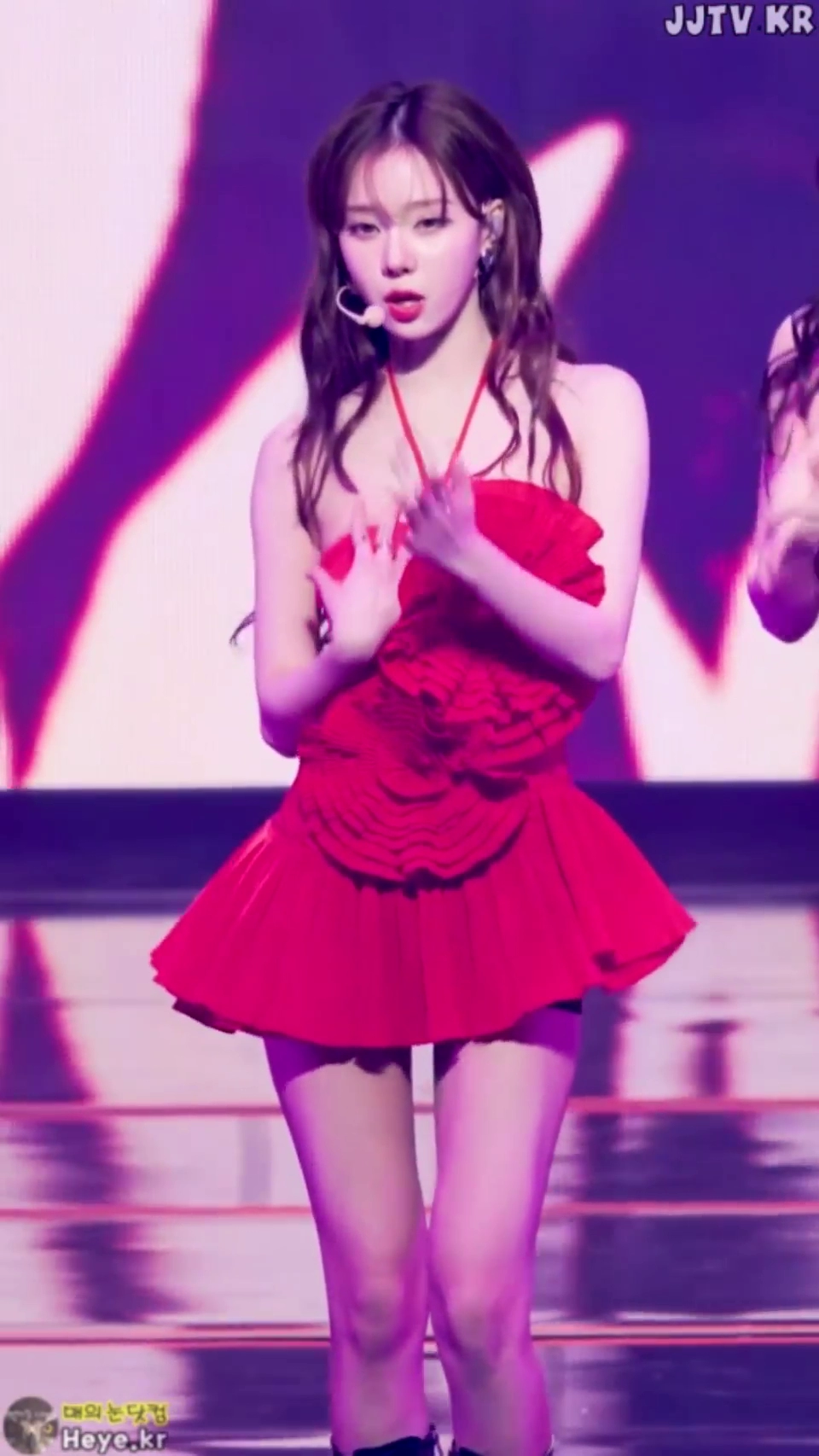 가슴 노출 할뻔한 윈터