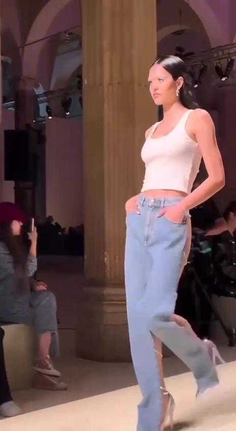 유행이 시급해보이는 청바지