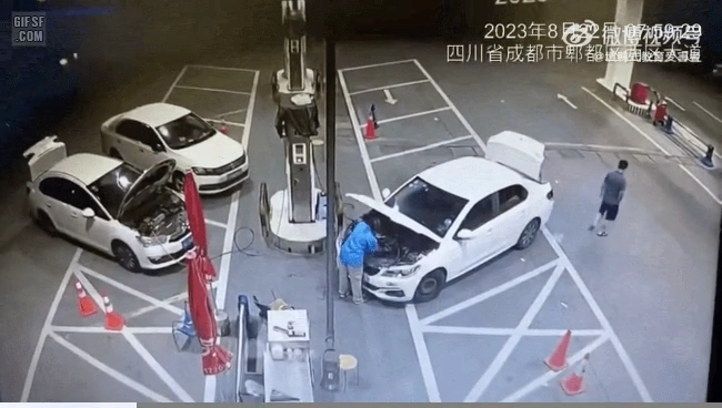 어제자 대륙의 주유소 차량화재