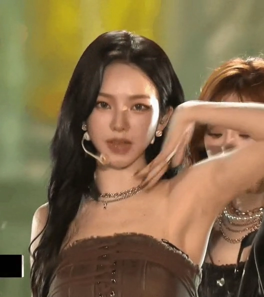 구미호 같은 색기 좔좔흐르는 카리나