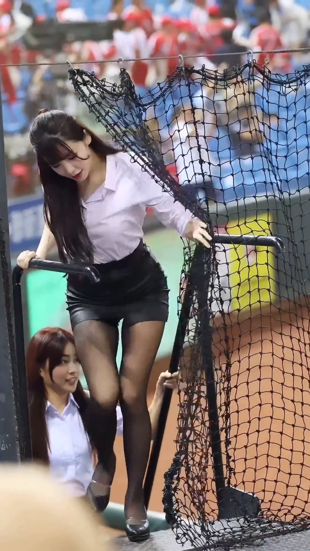 오피스룩 입은 치어리더