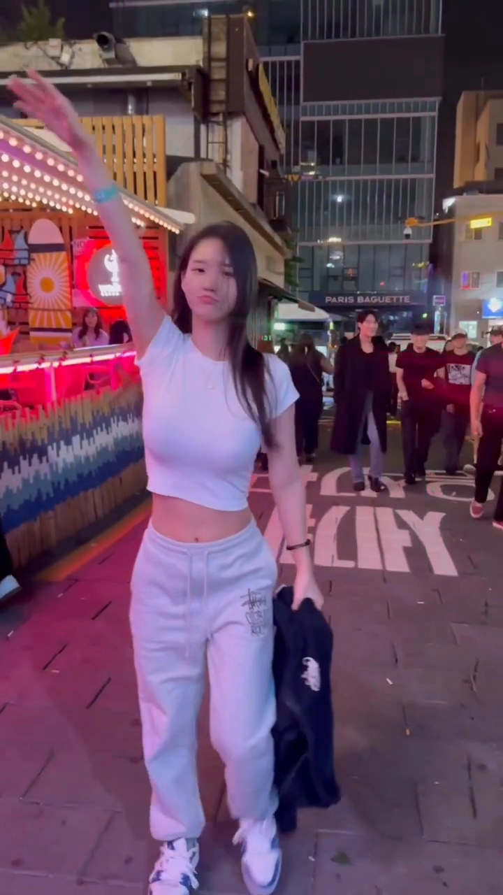 길에서 섹스어필 하는 DJ MIU