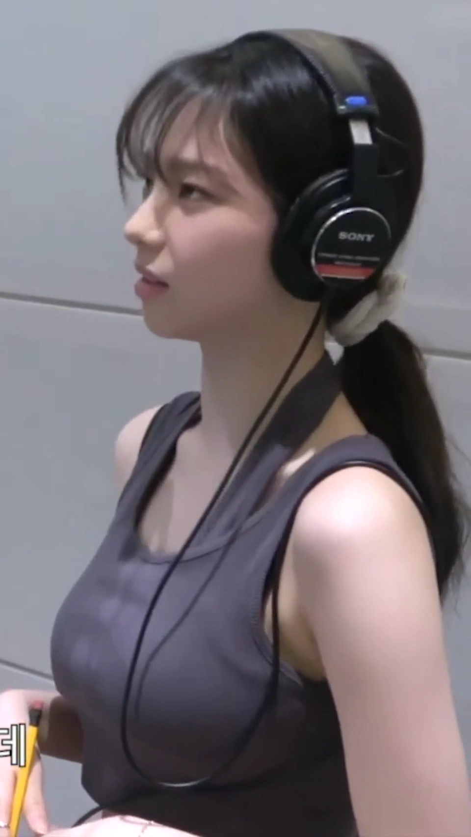 탱크탑입고 녹음하는 묵직 카리나