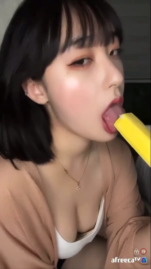 아이스크림 맛있게 빨아먹는 처자