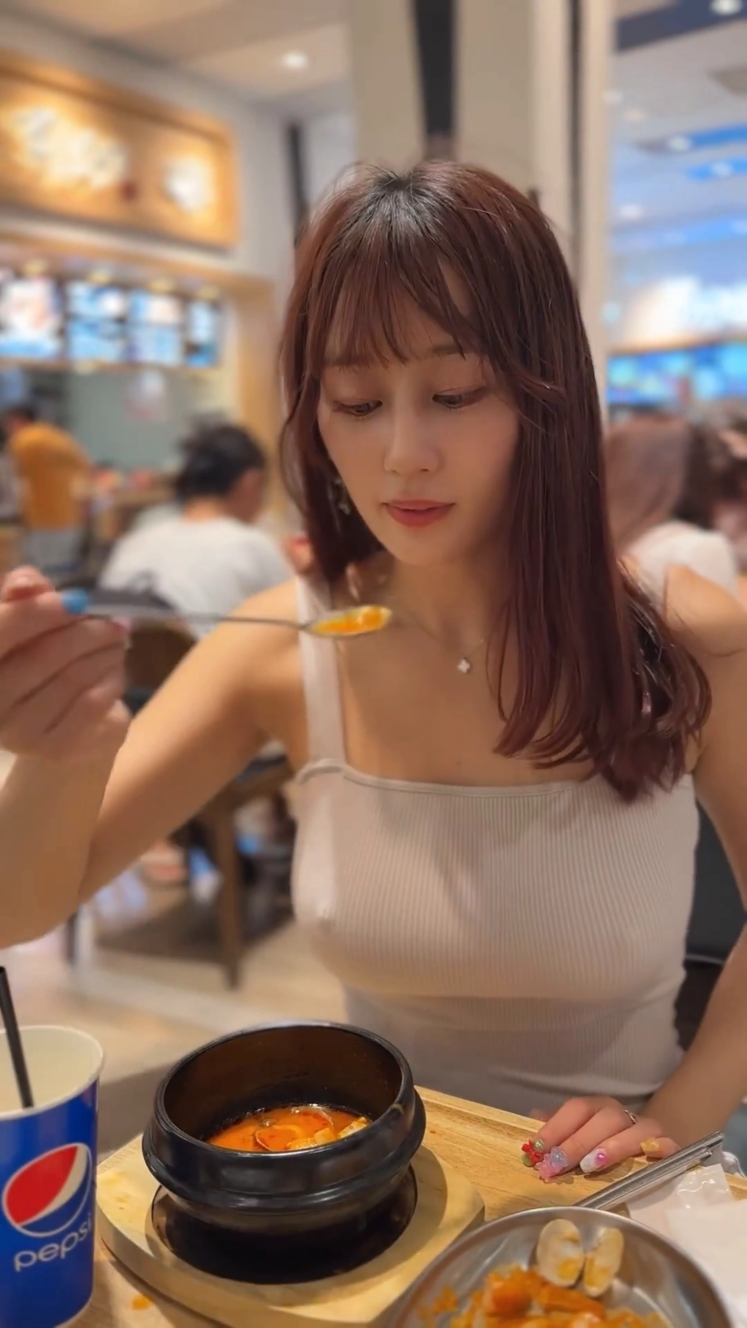 순두부찌개 먹는 노브라 슴부먼트 처자