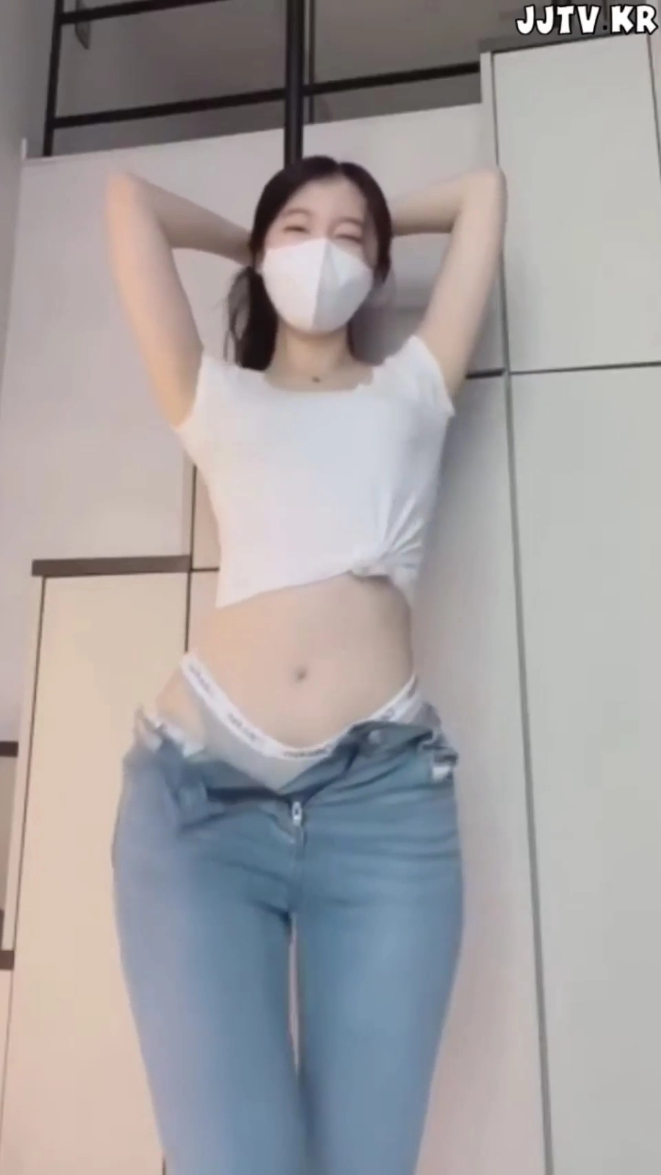 두디 팬티만 걸치고 틱톡 댄스