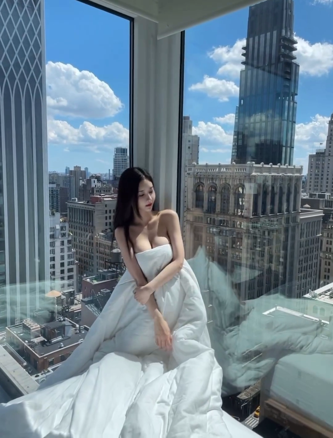 뉴욕 한복판 젖치기 스킬 보여주는 처자