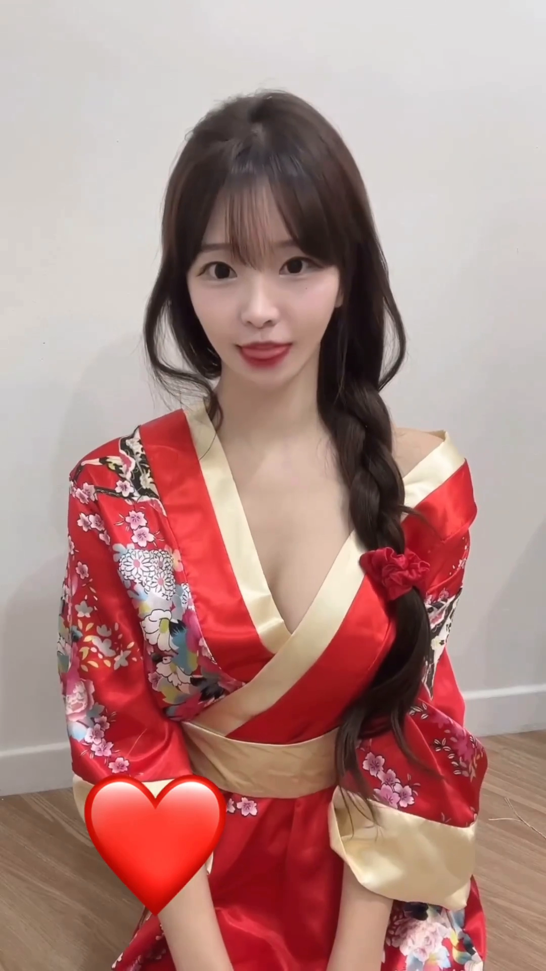 박민정 가슴 살짝 노출하고 악뮤 노래 챌린지