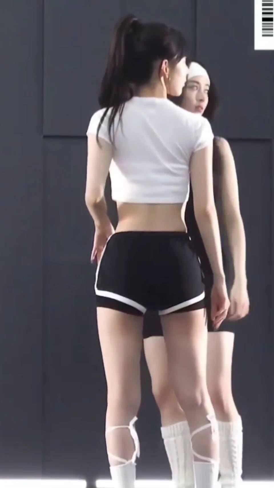 르세라핌 사쿠라 탄탄한 돌핀팬츠 몸매